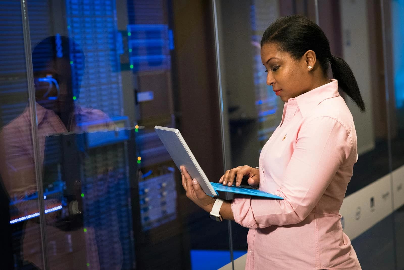 Hiddikel engineer monitoring data center operations